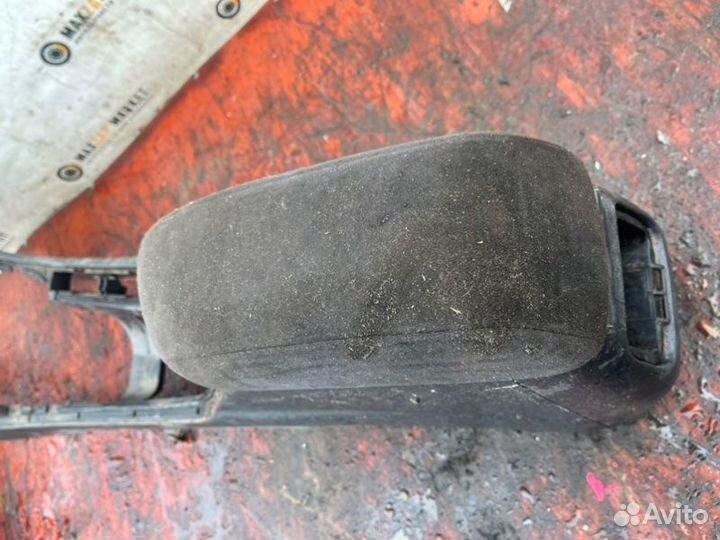 Подлокотник Ford Mondeo 1 2.0 1996