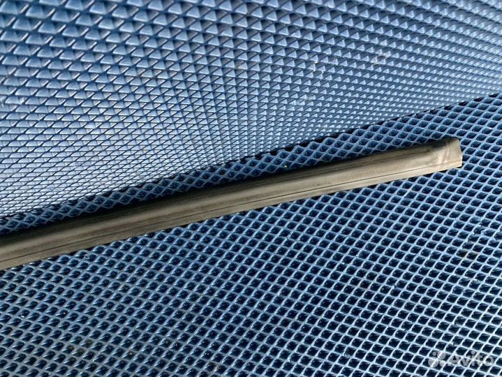 Резинка уплотнитель порога правая Touareg NF FL