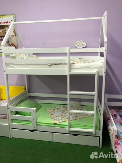 Двухъярусная кровать-домик