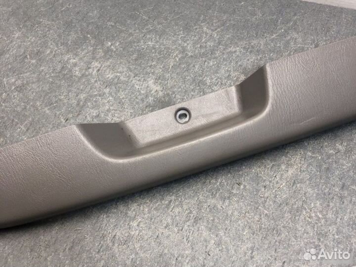 Накладка обшивки передняя левая Nissan Cube