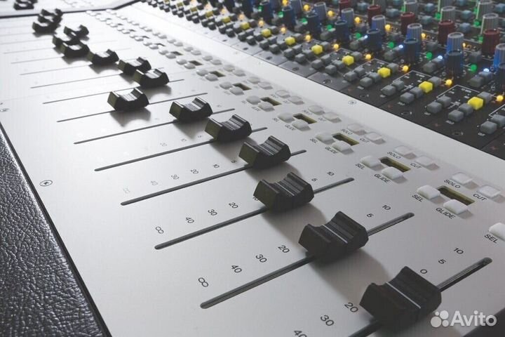 AMS Neve Genesys G64 (64 input, 32 fader) base con