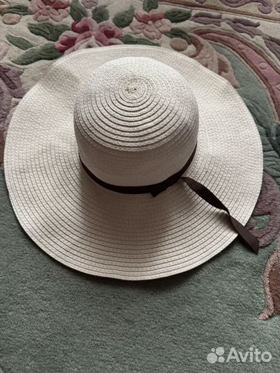 Соломенная шляпа белая