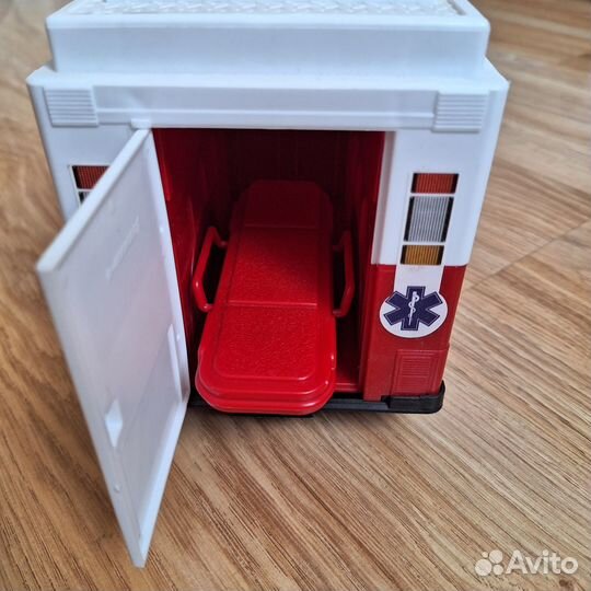 Машина скорой помощи со светом и звуком