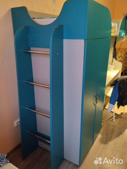 Кровать чердак со столом и шкафом