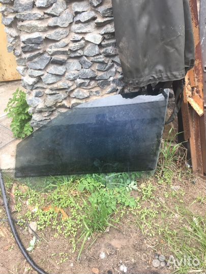 Tuareg левое стекло