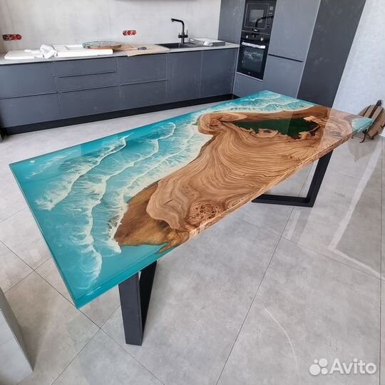 Стол из эпоксидной смолы с эфектом моря