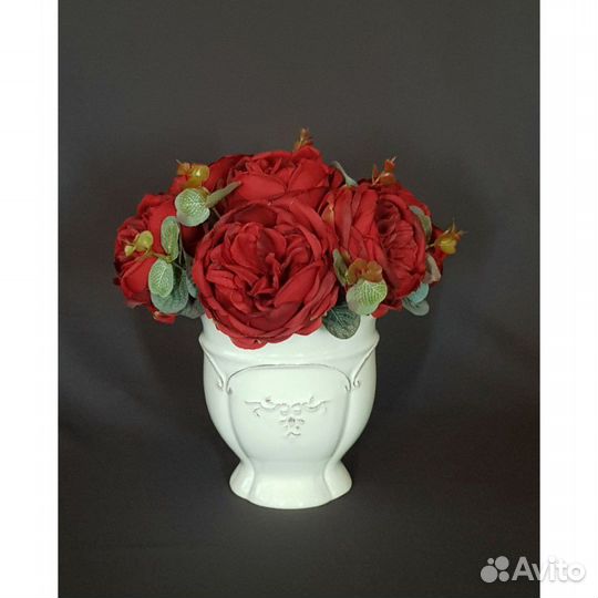 Композиция из искусственных роз Остин с вазой