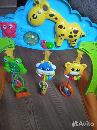 Мобиль для малышей и игрушки пакетом