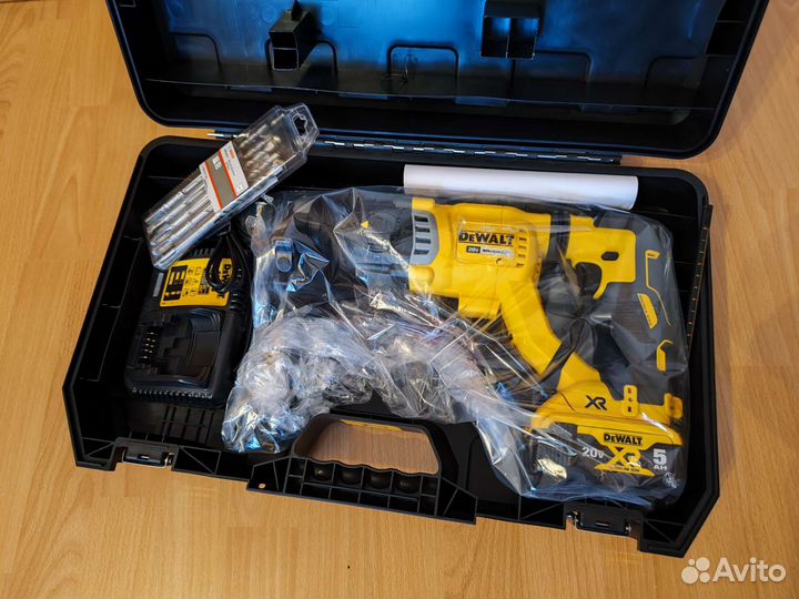 Перфоратор DeWalt DCH263