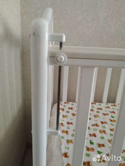 Детская кроватка с продольным маятником