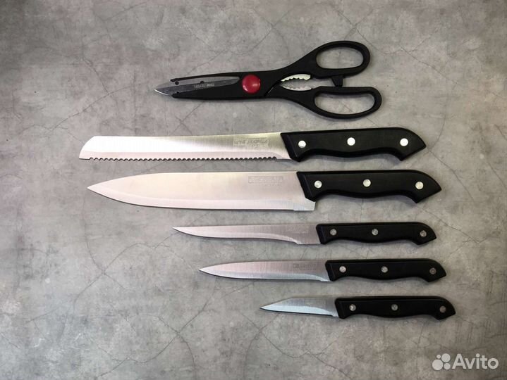 Новый набор кухонных ножей на деревянной подставке