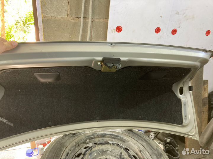 Крышка багажника toyota corolla 120 2004-2006