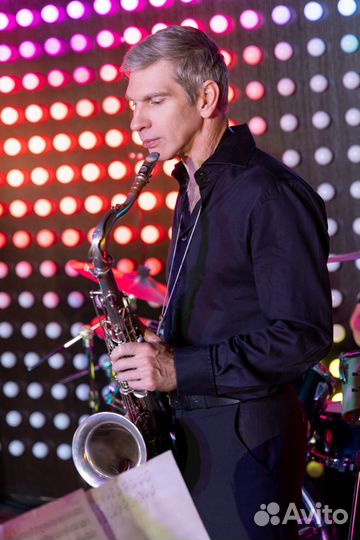 Саксофонист на праздник