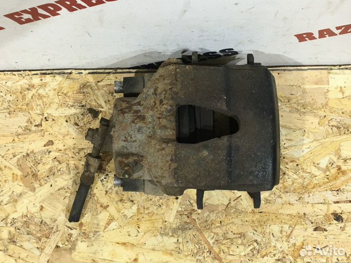 Суппорт тормозной передний правый Skoda Octavia A5