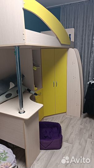 Детская кровать чердак со столом и шкафом