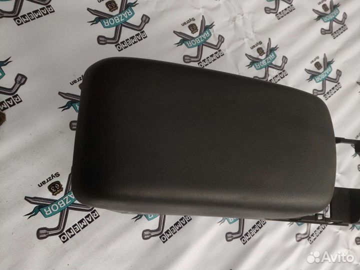 Подлокотник Mitsubishi Outlander