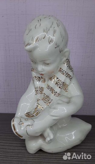 Фарфор статуэтка Мальчик на подушке Песочное