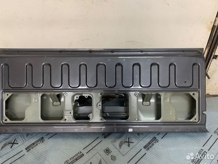 Дверь багажника задняя Toyota Hilux 2015