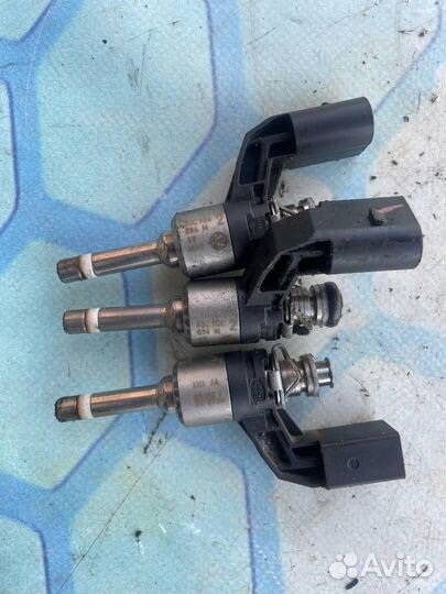 Форсунка топливная бензиновая 03C906036M