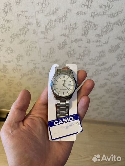 Наручные часы с надписью Casio и Tommy Hilfiger