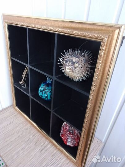 Навесная полка в золотой багетной раме