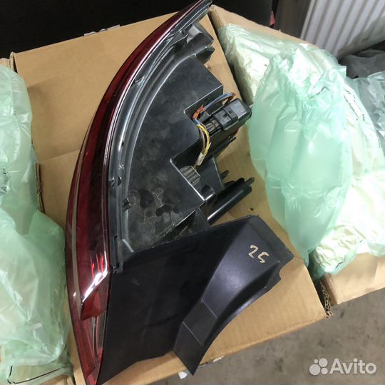 Задний левый фонарь