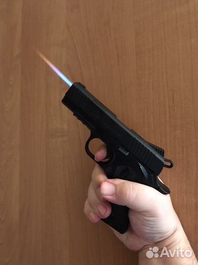 Зажигалка в виде модели Colt 818