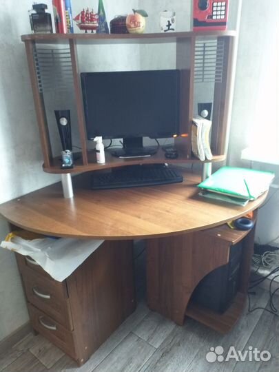 Угловой компьютерный стол