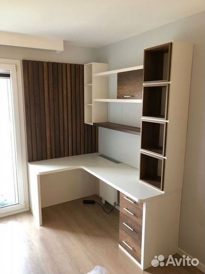 Рабочая зона у окна со шкафом