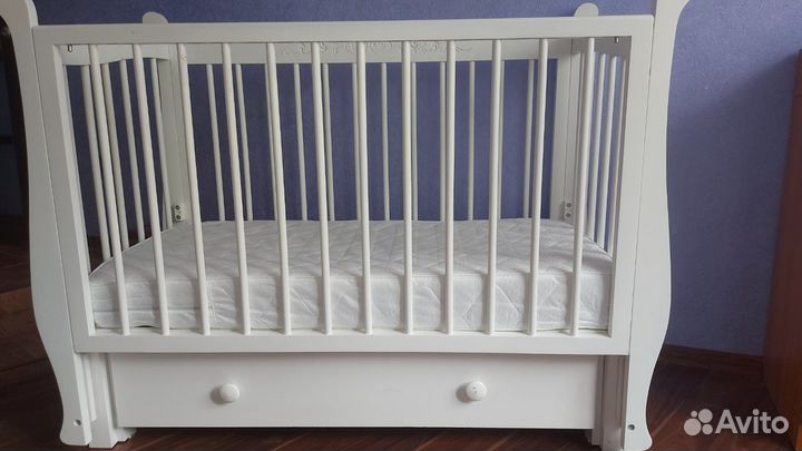 Детская кроватка с маятником и ящиком