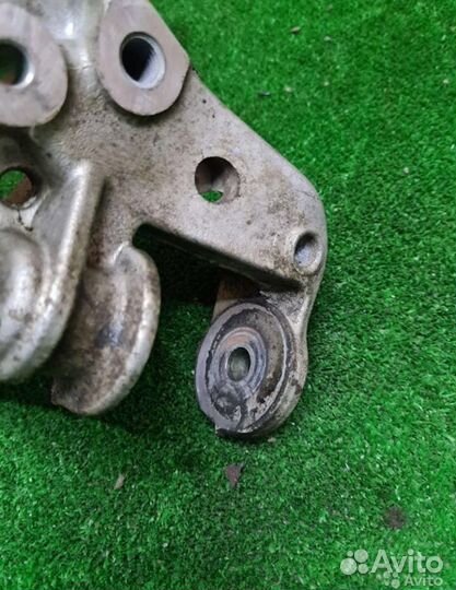 Кронштейн переднего рычага левый Skoda Octavia A5