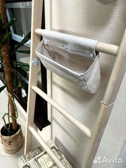 Гардеробная вешалка и табурет