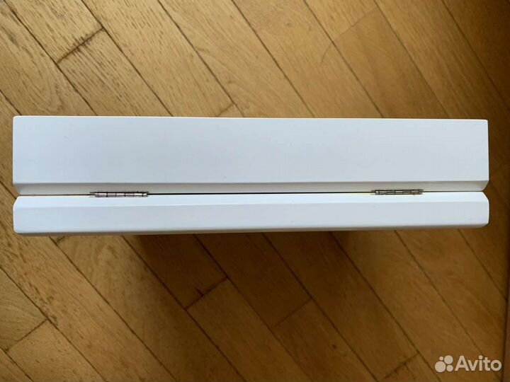 Белая деревянная коробка для хранения с защелкой