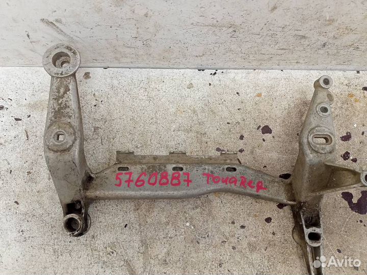 Кронштейн компрессора пневмоподвески 7L0616879