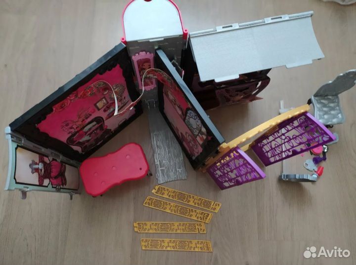 Домик с куклой