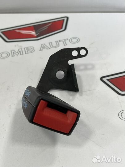 Ответная часть ремня задняя левая Мерседес W204