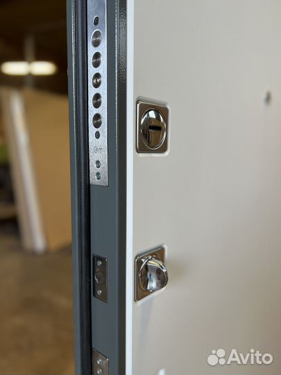 Дверь входная со скрытыми петлями