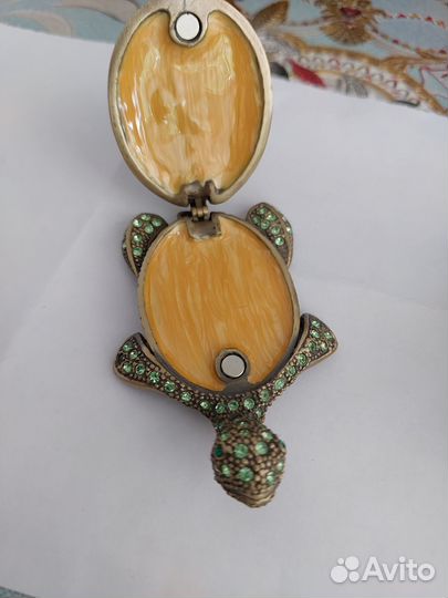 Брошь черепаха с изумрудом
