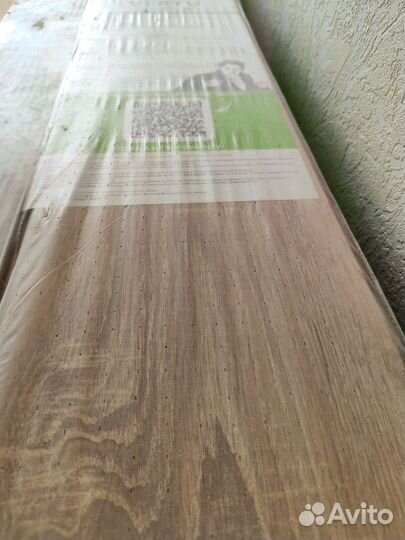 Ламинат новый и обои
