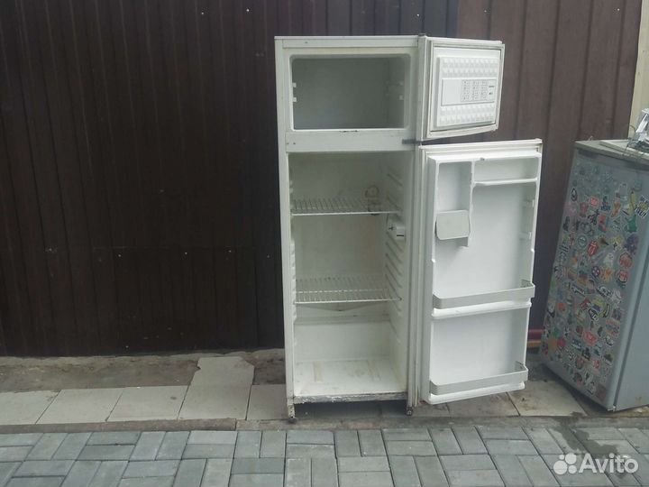 Холодильник двухкамерный сименс