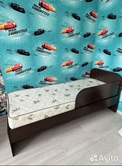 Кровать с матрасом