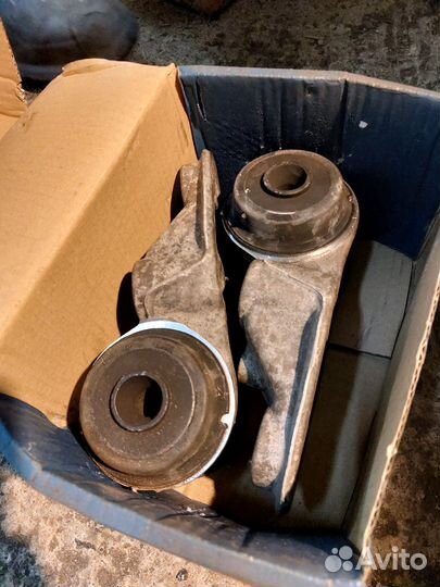 Опорный кронштейн подшипника задней балки