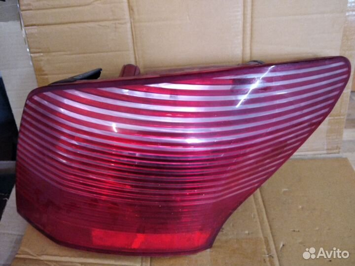 Фонарь задний правый Peugeot 407 SW
