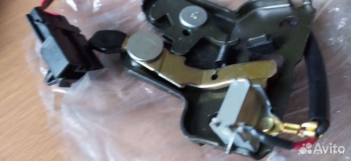 Замок крышки багажника nissan