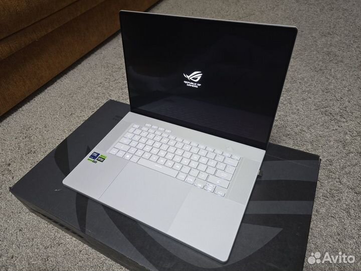 Asus Rog Zephyrus G16 2024 RTX4070 32GB