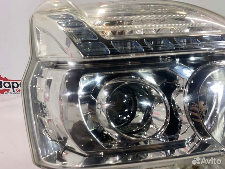 Фара галогеновая правая Nissan Xtrail NT31 MR20