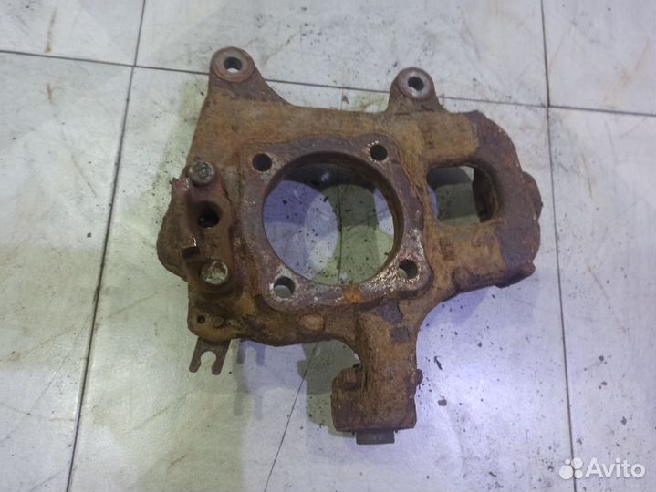 Кулак задний правый Ниссан