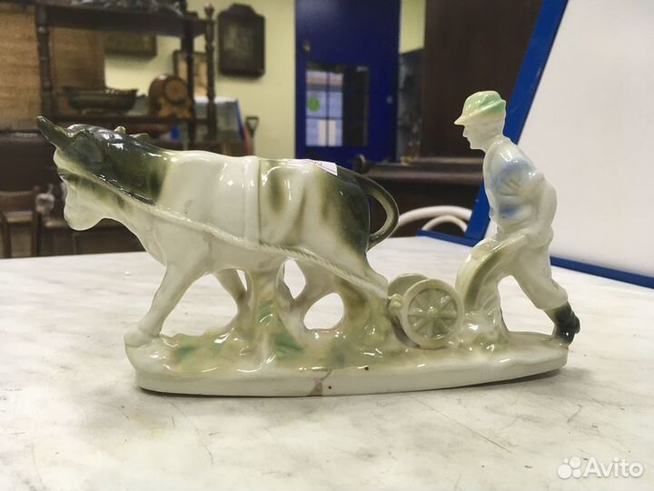 Статуэтка 20х год. Крестьянин пашет на воле фарфор