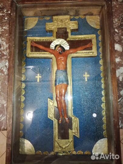 Крест распятие в киоте