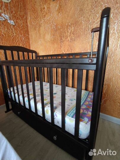Детская кроватка с маятником и ящиком